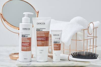 Mulher conhecendo a nova linha Dercos Kera Solutions da Vichy para cabelos danificados e com quimica.