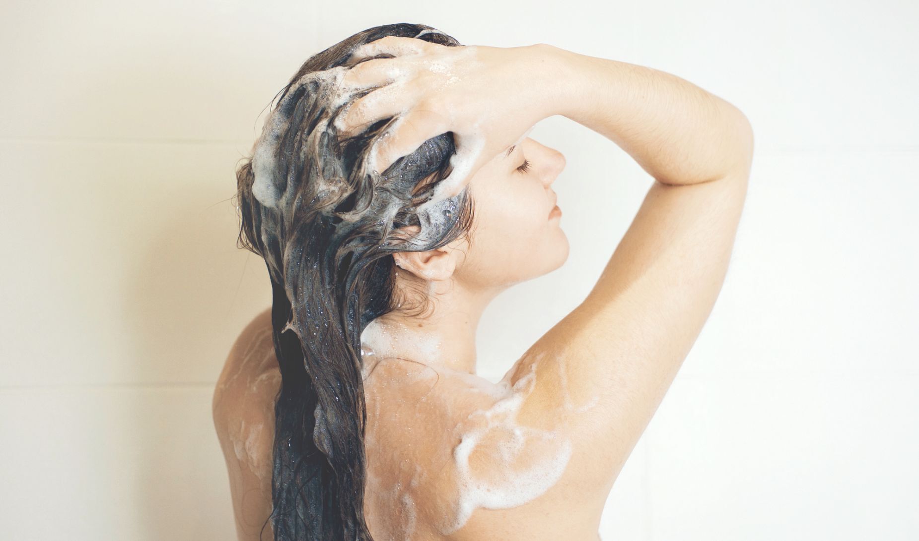 Nao sabe como eliminar a caspa no cabelo? Descubra aqui as principais causas para dermatite seborreica e como tratar o quadro!