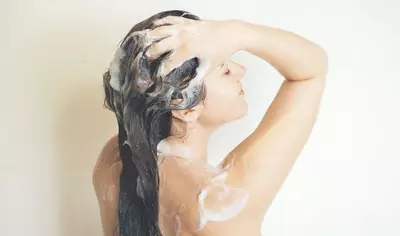 Nao sabe como eliminar a caspa no cabelo? Descubra aqui as principais causas para dermatite seborreica e como tratar o quadro!