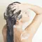 Nao sabe como eliminar a caspa no cabelo? Descubra aqui as principais causas para dermatite seborreica e como tratar o quadro!