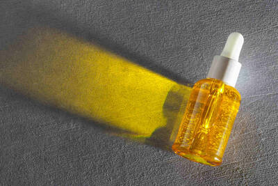 Aplicador de serum de vitamina C com conteudo exposto