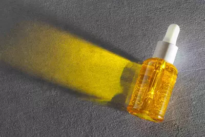 Aplicador de serum de vitamina C com conteudo exposto