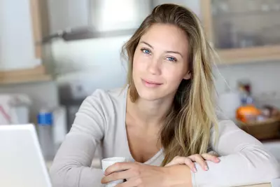 Mulher que aplica produtos para cuidar da pele oleosa e sensivel