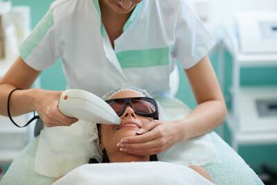 Mulher realizando depilacao a laser no rosto