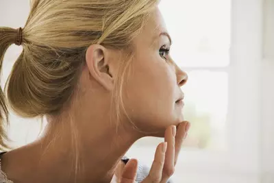 rosto mostrando antes e depois do uso de produtos para remover manchas de acne
