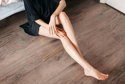 Pessoa com a pele das pernas secas