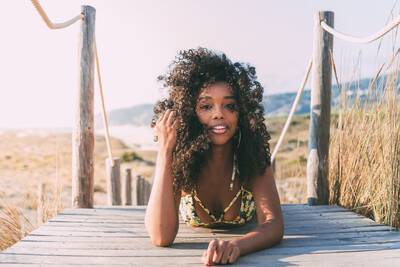 Conheca os principais cuidados com o cabelo crespo no verao