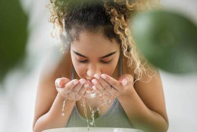 Mulher com rotina basica de cuidados com a pele seca e normal
