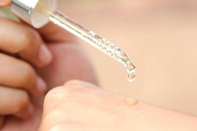 Serum facial transparente em conta gotas para mostrar a textura do dermocosmetico