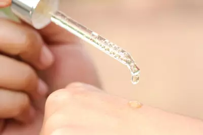 Serum facial transparente em conta gotas para mostrar a textura do dermocosmetico