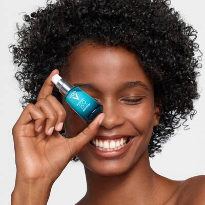 Mulher aplicando o Mineral 89 Olhos da Vichy, representando os beneficios do produto para a area dos olhos.
