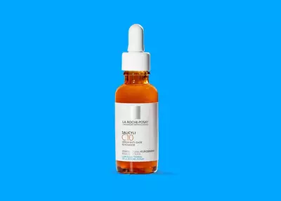 Mulher testando o serum anti-idade Salicyli C10 da La Roche-Posay.