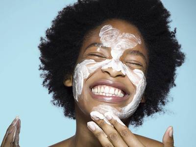 Mulher realizando sua rotina de skincare diurna e noturna, com produtos especificos para cada hora do dia