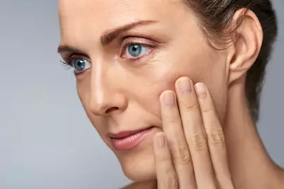 A menopausa precoce pode causar o aparecimento de rugas e deixar a pele flacida.