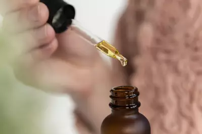 Frasco de retinol, representando por que esse ativo e um dos mais eficazes para combater sinais de envelhecimento da pele.