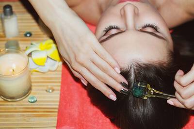 Mulher realizando microagulhamento para tratar a queda de cabelo, com beneficios para o couro cabeludo.