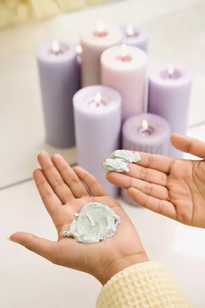 Mulher aprendendo sobre os usos e beneficios da argila verde.