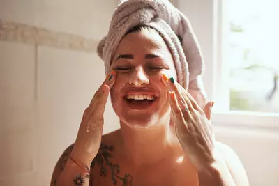 Mulher realizando uma rotina de skincare rapida