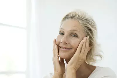 Mulher utilizando produtos que estimulam a producao de colageno, mostrando seus beneficios para rugas e flacidez
