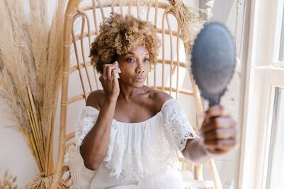 Veja o que incluir no seu skincare durante a menopausa