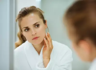 Mulher que faz o uso de corticoide
