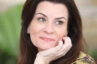 Mulher com rugas no rosto representando a influencia da genetica no envelhecimento da pele.