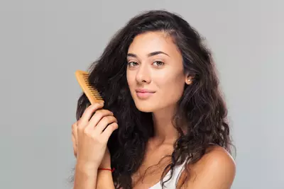 Mulher com doencas do couro cabeludo penteando o cabelo