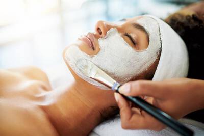 Mulher realizando um peeling quimico no rosto, um tratamento que promove a renovacao celular e melhora a textura da pele.