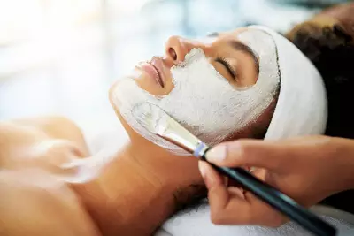 Mulher realizando um peeling quimico no rosto, um tratamento que promove a renovacao celular e melhora a textura da pele.