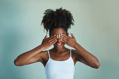 Mulher aplicando creme ao redor dos olhos para tratar olheiras