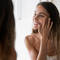 Mulher fazendo massagem facial, questionando se a pratica realmente e benefica para a pele.