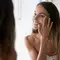 Mulher fazendo massagem facial, questionando se a pratica realmente e benefica para a pele.
