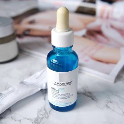 Mulher aplicando o produto Hyalu B5 Repair da La Roche-Posay, conhecendo os beneficios desse redensificador para a pele.