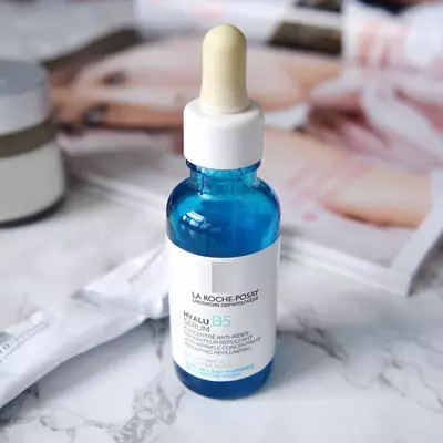 Mulher aplicando o produto Hyalu B5 Repair da La Roche-Posay, conhecendo os beneficios desse redensificador para a pele.
