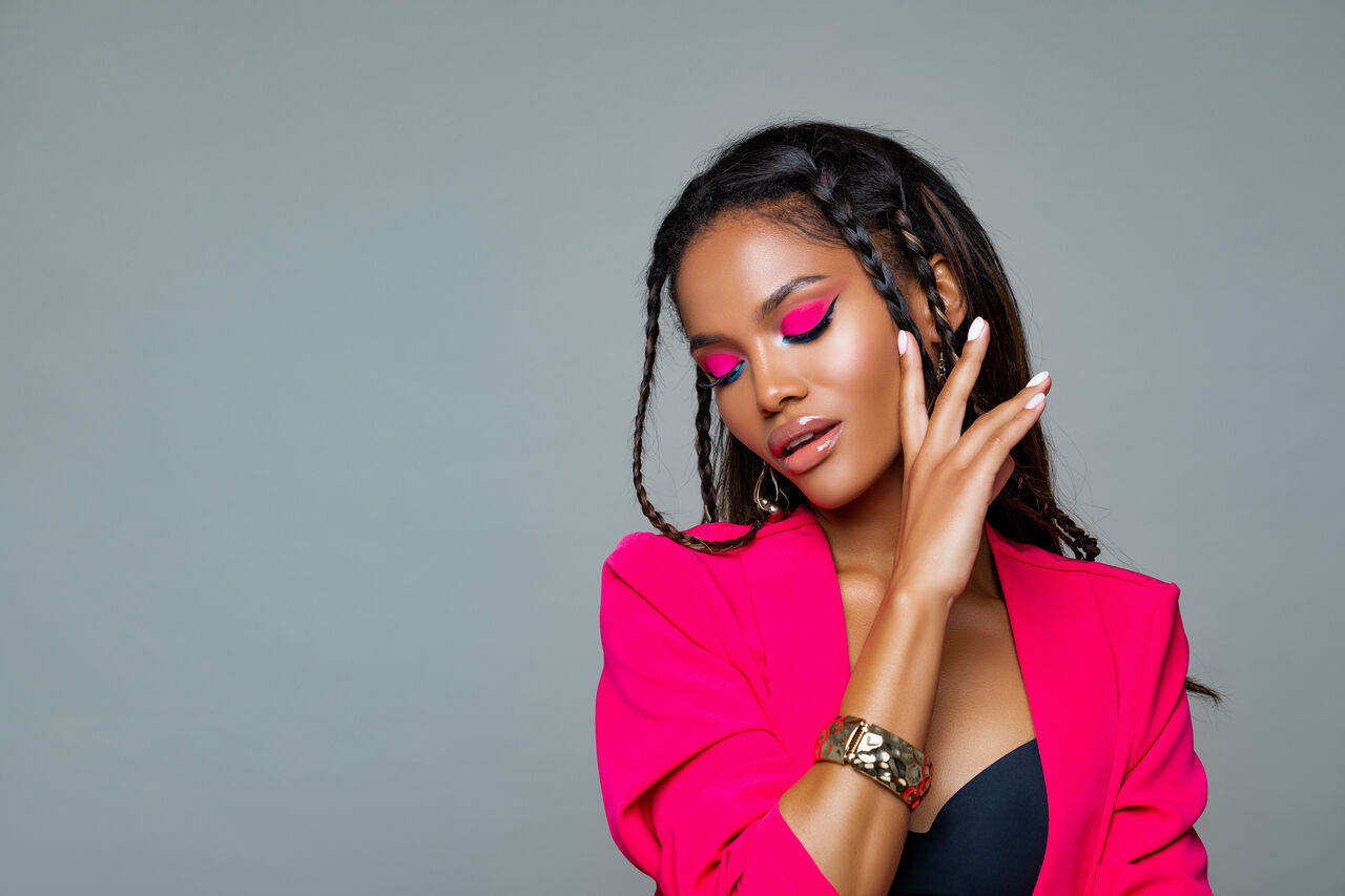 Mulher de maquiagem com sombra rosa pink em seus olhos