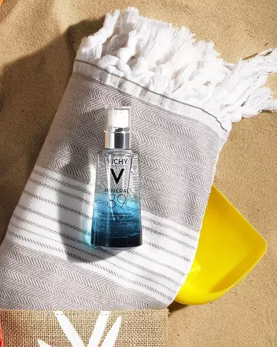 Mulher aplicando o produto Mineral 89 da Vichy, conhecendo 4 motivos para incluir o produto na rotina de pele oleosa.