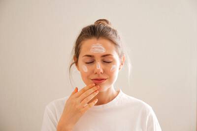 Creme ou serum com acido hialuronico? Veja qual e a textura ideal para cada tipo de pele