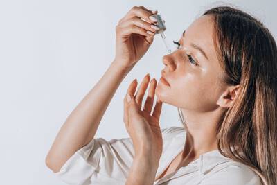 Atuacao antioxidante, hidratante e antimanchas da vitamina C pode ser potencializada com produtos com niacinamida e acido ferulico
