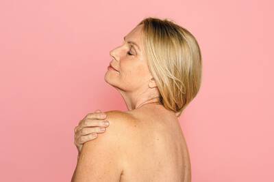 Mulher feliz com os beneficios da vitamina C