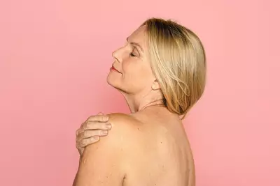 Mulher feliz com os beneficios da vitamina C