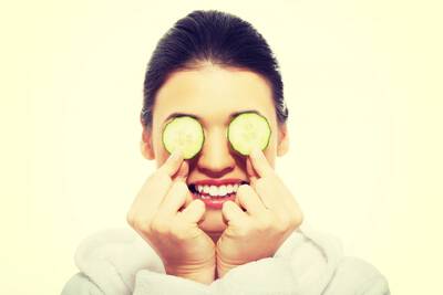 Mulher aplicando creme especifico para tratar olheiras ao redor dos olhos
