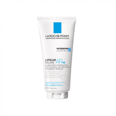Mulher aplicando o novo creme Lipikar Baume AP+M da La Roche-Posay, para hidratacao profunda e acao anti-coceira.