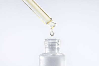 Conta gotas de um serum facial