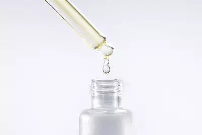 Conta gotas de um serum facial