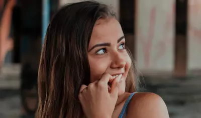 Mulher que aplica produtos de rotina antiacne para tratar cravos e espinhas