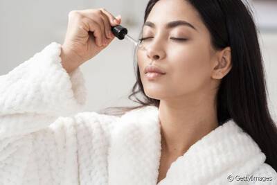 Mulher aplicando creme hidratante especifico para rosto seco