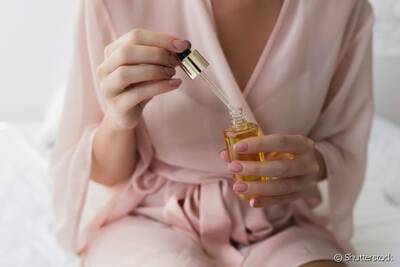 Mulher segurando serum facial