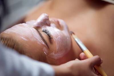 Jovem realizando laser fracionado, um tratamento para reduzir manchas, rugas e cicatrizes na pele.