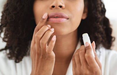 Close em labios femininos, destacando dicas para proteger os labios no inverno.