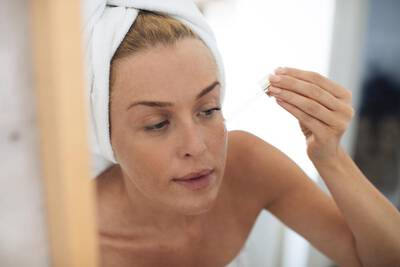Mulher usando produto com acido salicilico na sua rotina de skincare